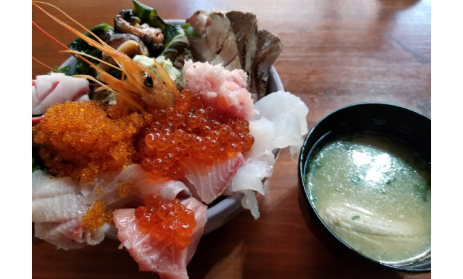 クエ入りの海鮮丼再び　　「神守る島」宗像大島での出会い　　眉村孝 作家の写真