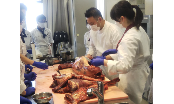 いのちを食べている実感 　　高校生がシカ肉調理実習　　畑中三応子 食文化研究家の写真