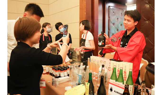酒や調味料売り込み　　北京で日本食品の商談会　　NNAの写真