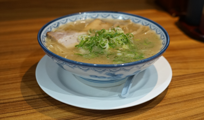 平麺とこってりスープは変わらず　　思い出のラーメン「赤のれん」　　小川祥平 登山専門誌「のぼろ」編集長の写真